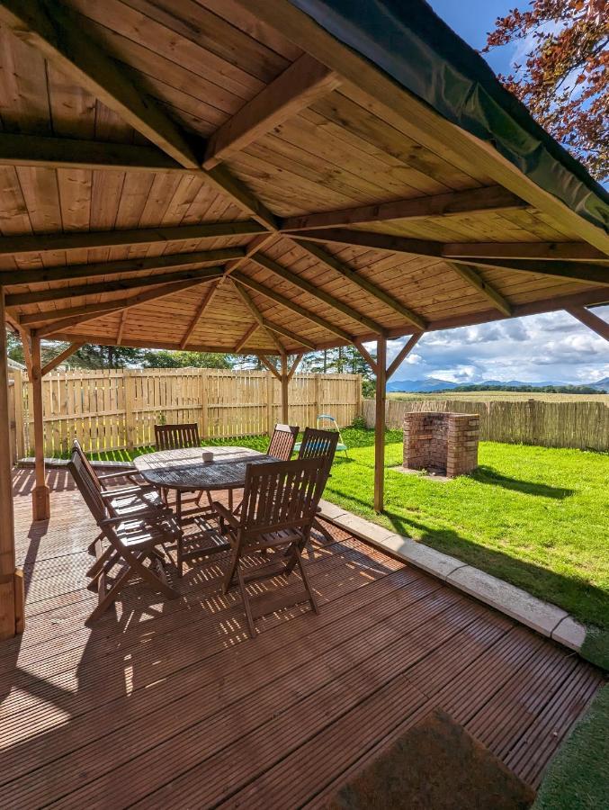 Finn Village "Raspberry Cottage" Private Garden, 6-Seater Hot Tub, Firepit & Pizza Stove Glasgow Exterior photo