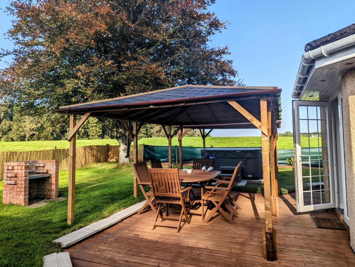 Finn Village "Raspberry Cottage" Private Garden, 6-Seater Hot Tub, Firepit & Pizza Stove Glasgow Exterior photo