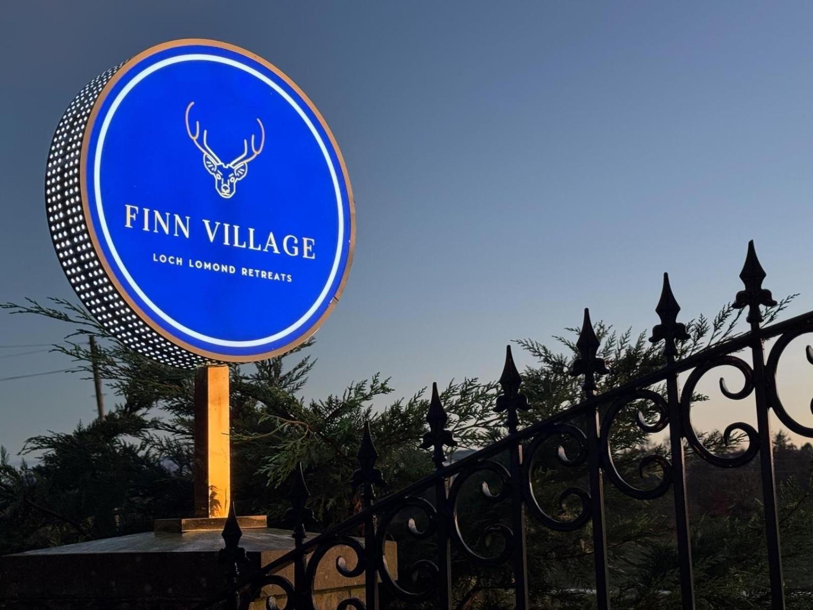 Finn Village "Raspberry Cottage" Private Garden, 6-Seater Hot Tub, Firepit & Pizza Stove Glasgow Exterior photo