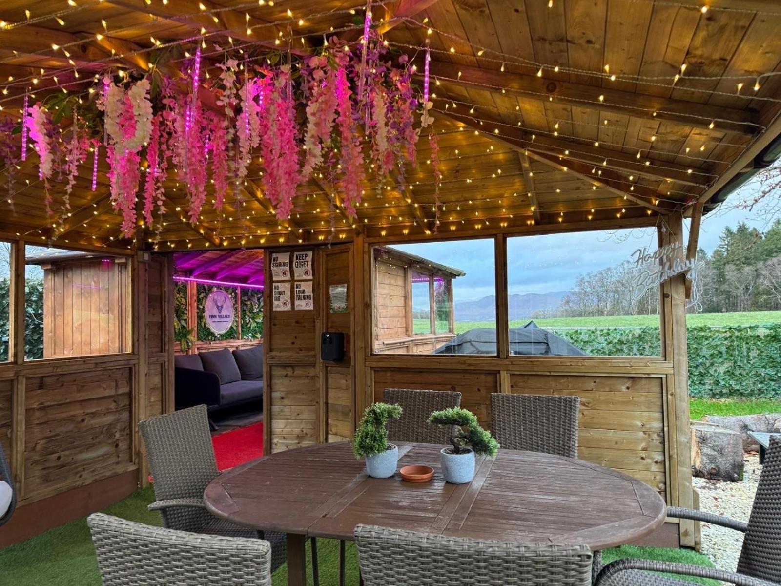 Finn Village "Raspberry Cottage" Private Garden, 6-Seater Hot Tub, Firepit & Pizza Stove Glasgow Exterior photo
